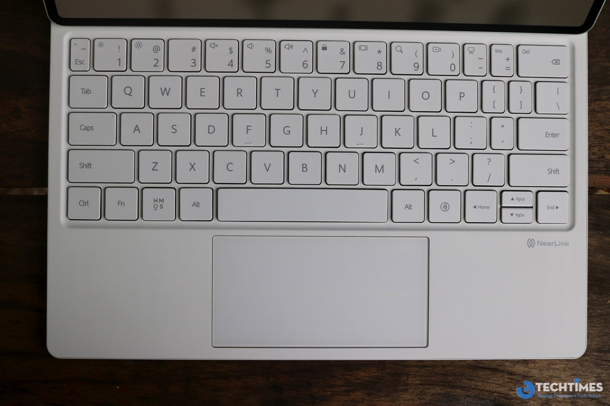 Không chỉ chú trọng đến phần nhìn, Huawei còn đầu tư vào phụ kiện để nâng tầm trải nghiệm. Bàn phím Glide Keyboard đi kèm không chỉ đóng vai trò bàn phím rời thông thường mà còn có thể gập lại thành giá đỡ, biến chiếc tablet thành một công cụ làm việc bán chuyên nghiệp thay thế laptop trong nhiều tình huống. 