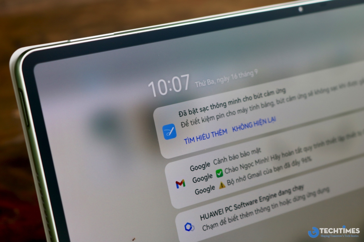 Viền màn hình mỏng khiến thiết bị trông thật thu hút với người đối diện.