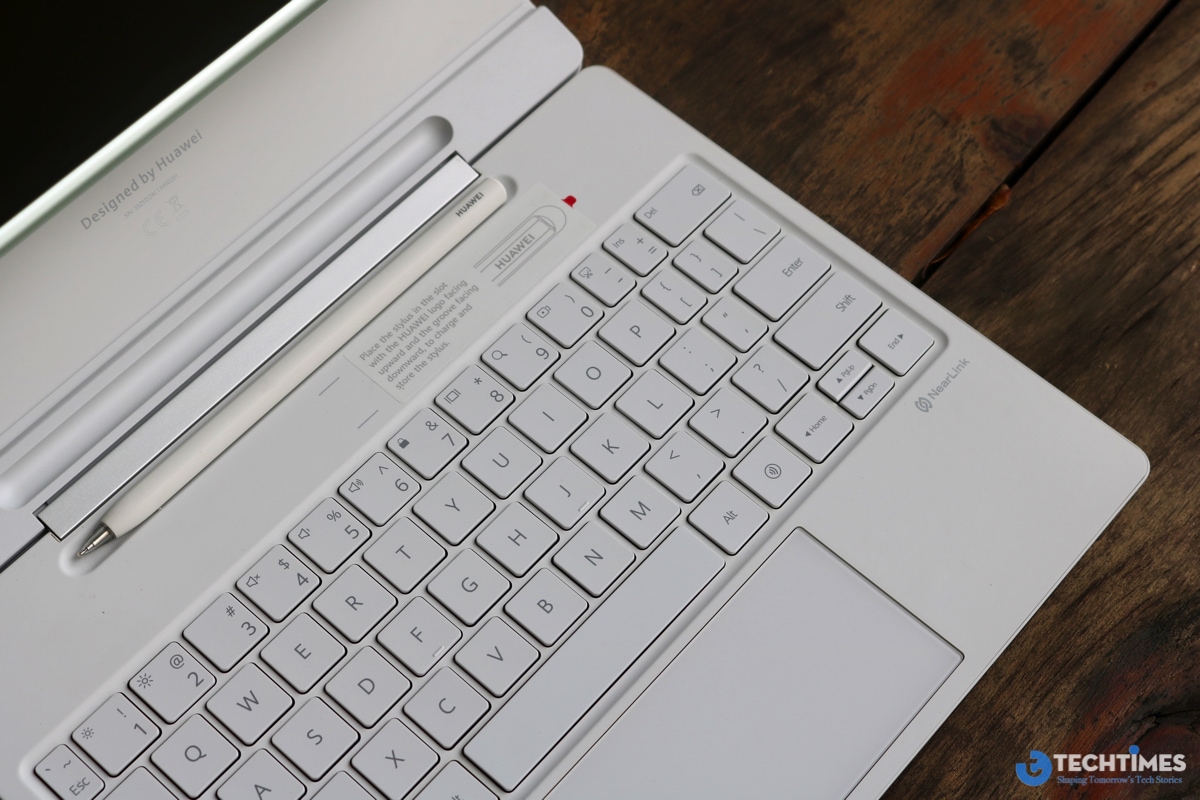Không chỉ chú trọng đến phần nhìn, Huawei còn đầu tư vào phụ kiện để nâng tầm trải nghiệm. Bàn phím Glide Keyboard đi kèm không chỉ đóng vai trò bàn phím rời thông thường mà còn có thể gập lại thành giá đỡ, biến chiếc tablet thành một công cụ làm việc bán chuyên nghiệp thay thế laptop trong nhiều tình huống. 