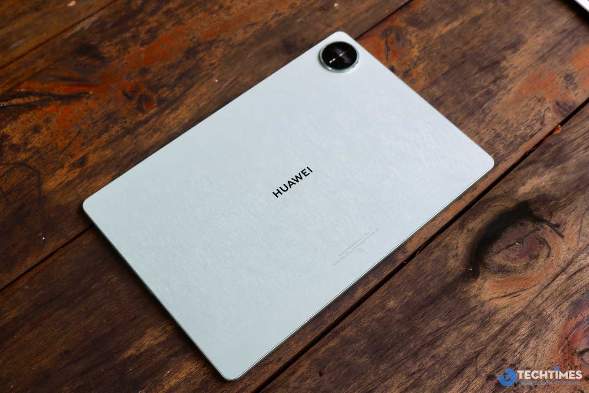 Mặt lưng khá ấn tượng với lớp sơn hoàn thiện sợi thủy tinh kết hợp với bề mặt mô phỏng dệt lụa (silk-weaving).