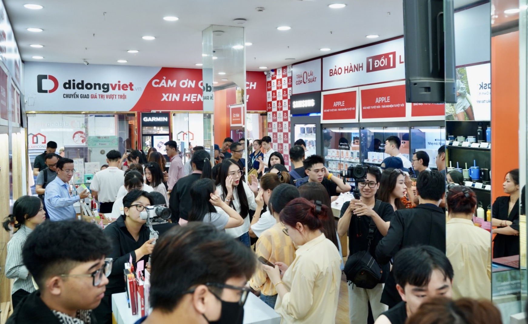 Di Động Việt bàn giao iPhone 17 và iPhone Air cho khách hàng đặt cọc, bùng nổ sức hút trong ngày mở bán