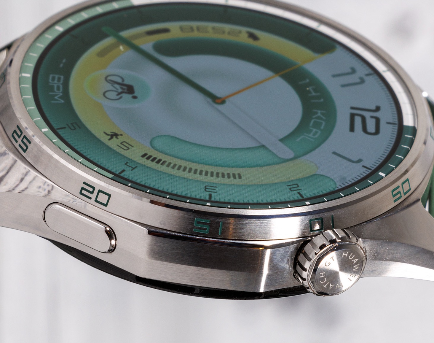 Nút xoay Crown và nút bấm bên cạnh được thiết kế ergonomics, giúp điều hướng nhanh chóng mà không cần phụ thuộc hoàn toàn vào màn hình cảm ứng. 