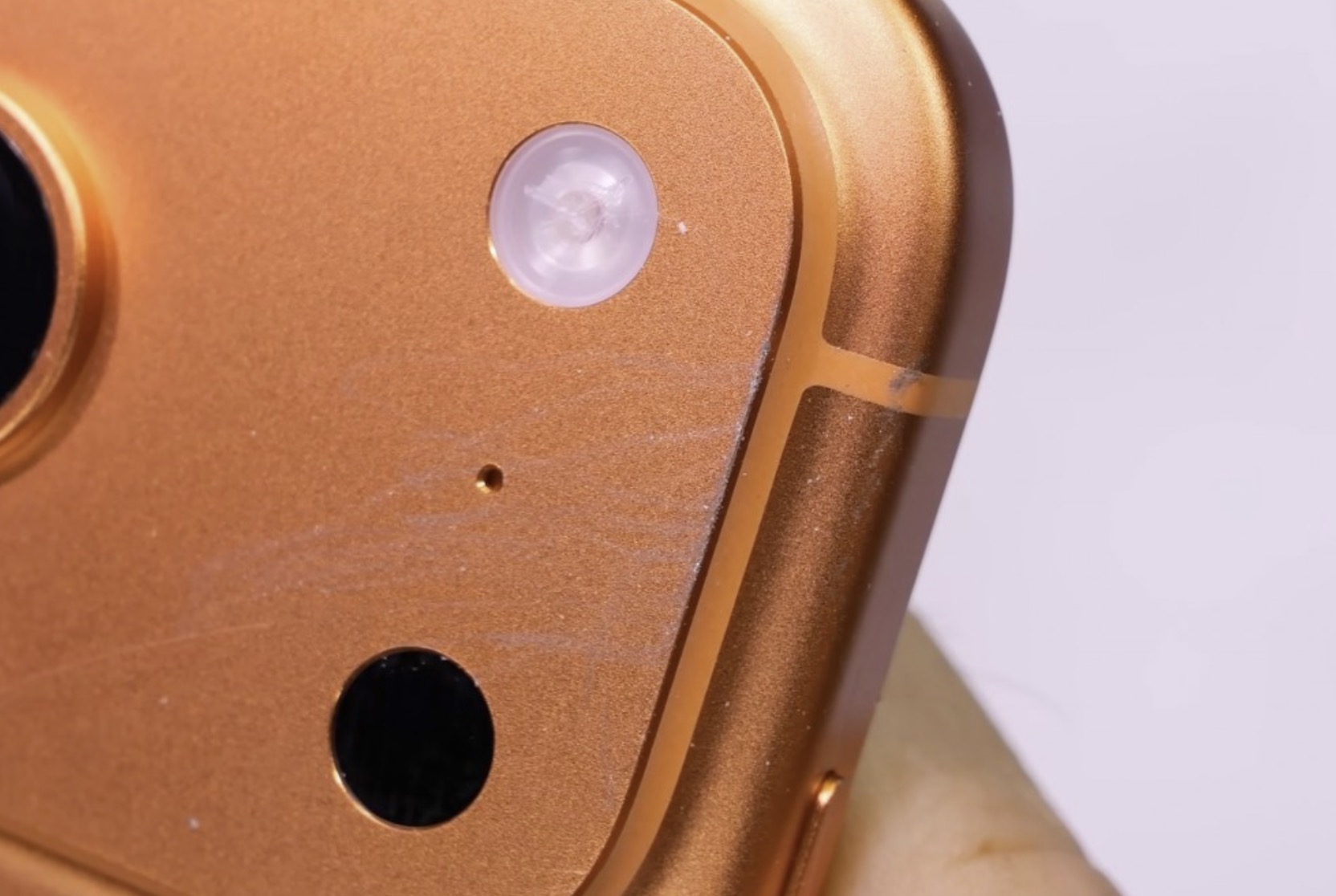 Apple chính thức phản hồi trước những lo ngại về trầy xước và độ bền của iPhone 17 Pro