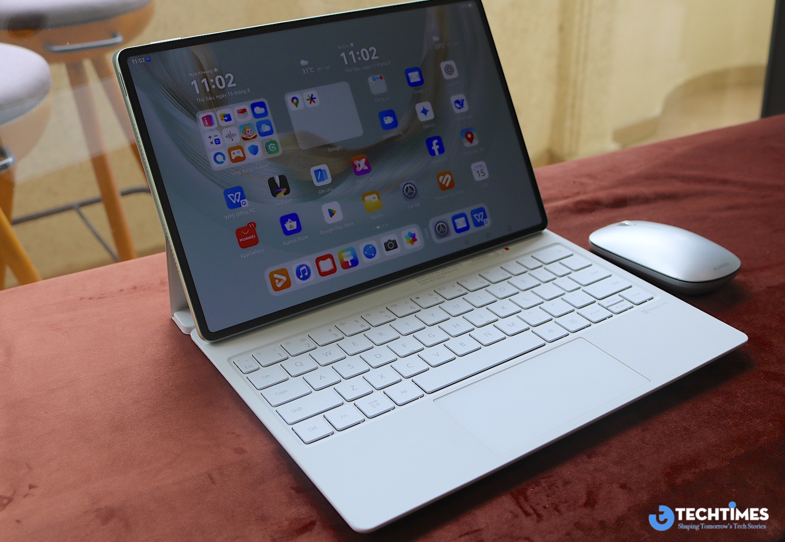 Chuột Bluetooth Huawei CD32 kết hợp với bàn phím HUAWEI Glide giúp tablet trở nên đầy đủ tính năng như một chiếc laptop.