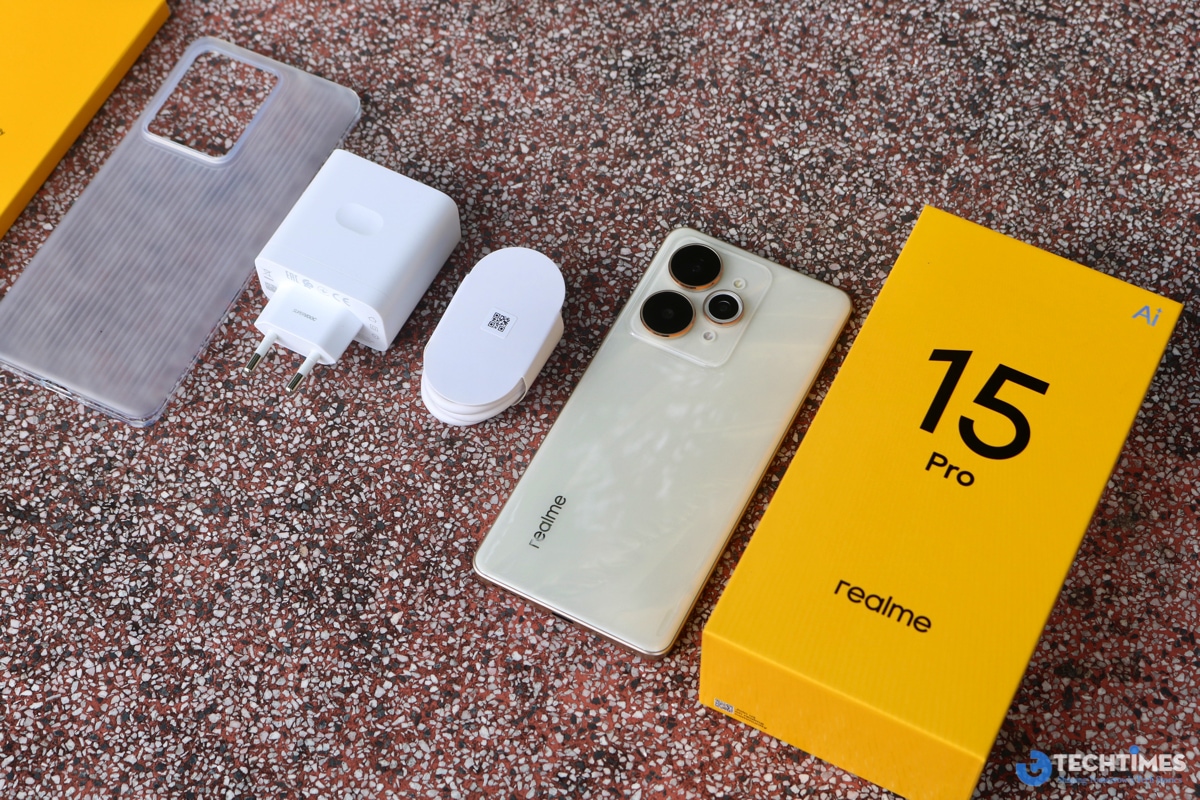 Trọn bộ realme 15 Pro và phụ kiện đi kèm trong hộp.