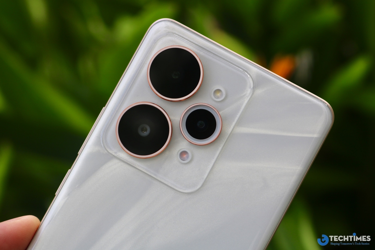 Camera có đèn LED bao quanh báo sạc khá thú vị và hữu ích cho người dùng.