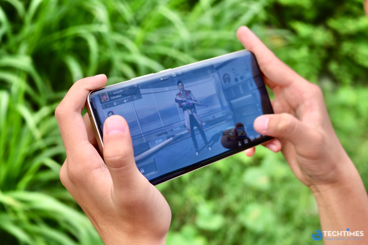 Công nghệ HyperGlow 4D Curve+ mang lại độ cong hoàn hảo, kết hợp với tốc độ phản hồi cảm ứng lên đến 2500Hz – một con số ấn tượng dành riêng cho game thủ, giúp ghi nhận mọi cử chỉ tức thì trong các tựa game đòi hỏi phản xạ cao như PUBG Mobile, Call of Duty Mobile hay Genshin Impact. 