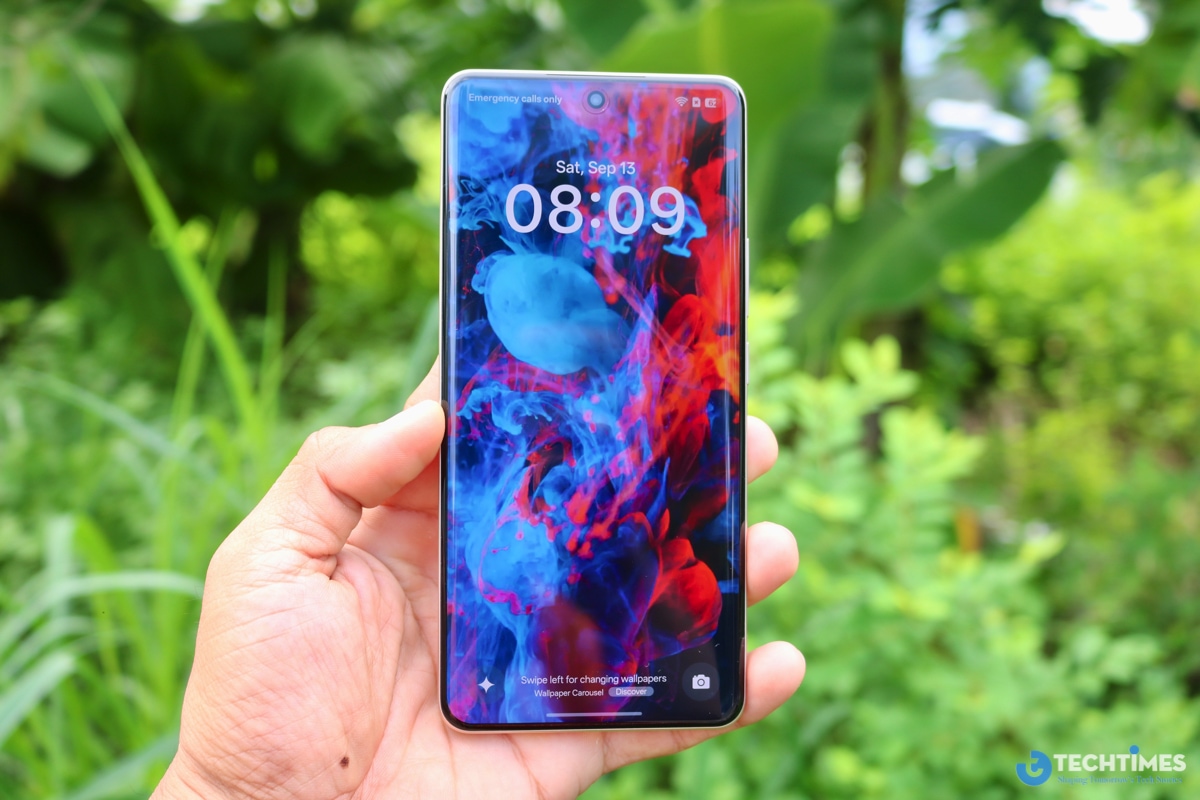 Thiết kế màn hình cong HyperGlow 4D Curve+ với viền bezel siêu mỏng (chiếm tỷ lệ màn hình lên đến 94%) không chỉ mang lại trải nghiệm hình ảnh đắm chìm mà còn tạo cảm giác cao cấp, tương tự các mẫu như Samsung Galaxy S series. 