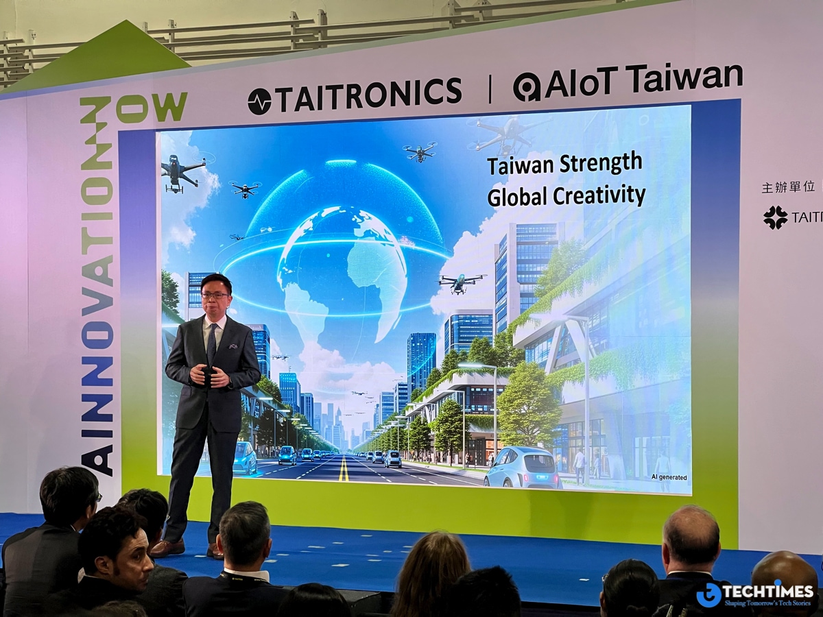 Chủ tịch TAITRA James Huang phát biểu tại sự kiện.