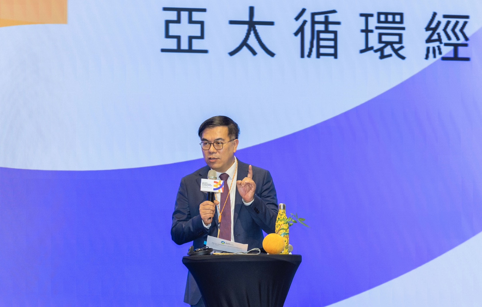 Bộ trưởng Bành Khải Minh (Peng Chi-ming) – Bộ Môi trường Đài Loan – trình bày dự thảo Lộ trình Kinh tế Tuần hoàn của Đài Loan trong lễ khai mạc APCER & Hotspot 2025 tại Đài Bắc.