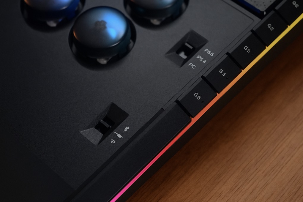 Về mặt thẩm mỹ, Novablade Pro mang phong cách đặc trưng của Corsair với hệ thống đèn LED RGB 360° LightEdge bao quanh viền, chiếu sáng động lên toàn bộ 15 nút chính và các phím chức năng. Ánh sáng có thể tùy chỉnh qua các shortcut phần cứng onboard, từ hiệu ứng Type Lighting (mặc định), Horizon Static, Horizon Wave, Rainbow Wave, Color Shift đến Color Pulse. Điểm nhấn độc đáo là tấm mặt trên (top plate) bằng nhôm gắn từ tính, cho phép người dùng thay đổi artwork cá nhân hóa – một tính năng hiếm thấy, khuyến khích sự sáng tạo trong việc tùy chỉnh.