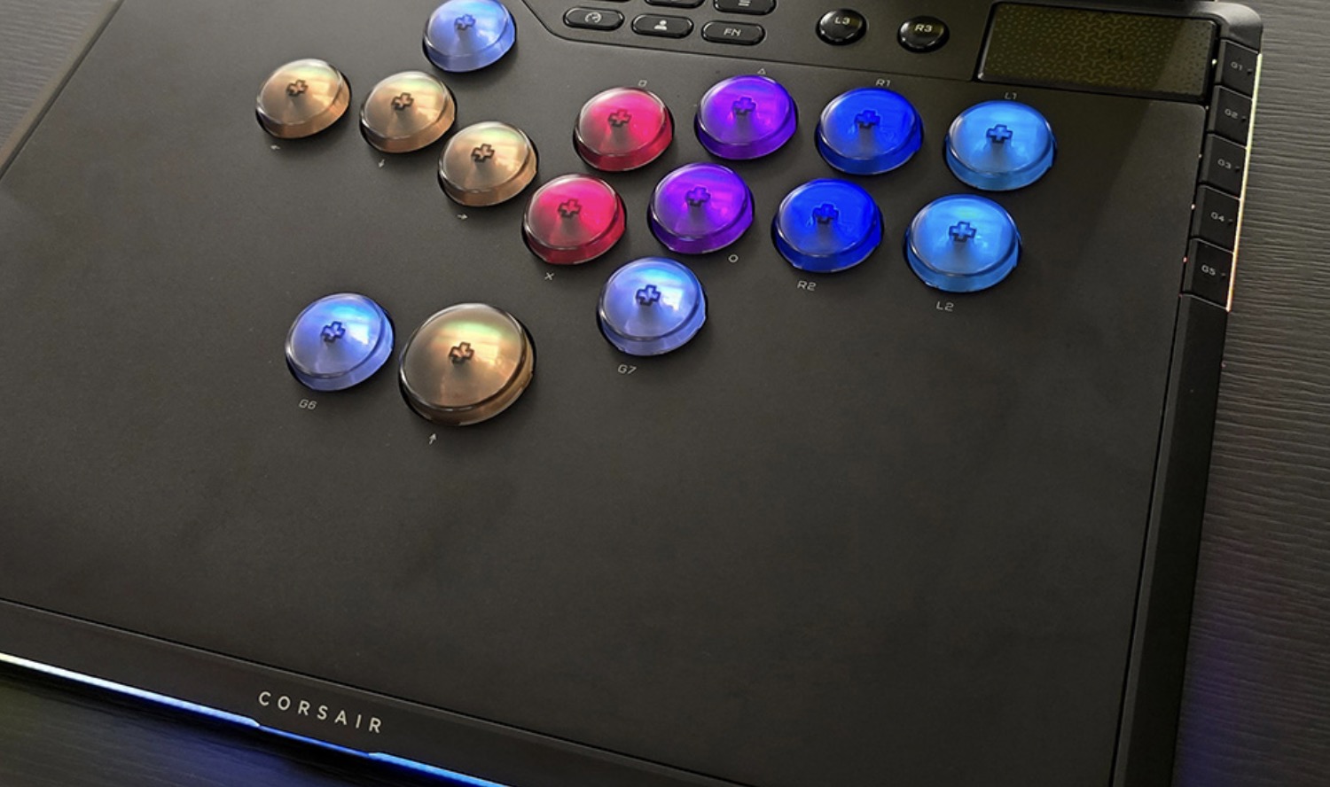 Corsair Novablade Pro không chỉ dừng ở thiết kế mà còn chinh phục người dùng bằng các tính năng tiên tiến. Trọng tâm là switch Hall Effect với khả năng điều chỉnh điểm kích hoạt (actuation point) theo từng 0.1mm, từ 0.1mm đến 4.0mm, giúp người chơi tinh chỉnh lực nhấn theo phong cách cá nhân. Ví dụ, combo nhanh trong Guilty Gear Strive có thể được tối ưu hóa dễ dàng qua các shortcut như FN + L1 (tăng actuation) hoặc FN + L2 (giảm actuation). Tính năng Rapid Trigger là điểm sáng: nút bấm tự động reset chỉ sau 0.1mm di chuyển ngược, cho phép thực hiện các input lặp lại siêu tốc mà không cần nhả tay hoàn toàn. Trong các thử nghiệm với Street Fighter 6, thời gian phản ứng giảm trung bình 20% so với bộ điều khiển PS5 DualSense tiêu chuẩn.