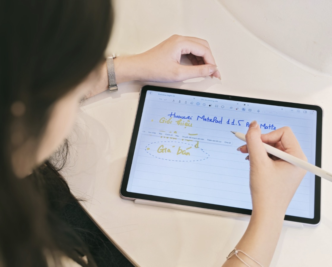 Ngay từ lần đầu cầm trên tay, MatePad 11.5 PaperMatte tạo ấn tượng bởi sự mỏng nhẹ đáng kinh ngạc. Thân máy bằng hợp kim nhôm nguyên khối, viền mỏng đồng đều bốn cạnh giúp tổng thể gọn gàng, tinh tế và sang trọng. Máy nặng chưa đến 500g, dễ dàng mang theo bên mình trong balo hoặc túi xách mà không cảm thấy cồng kềnh – yếu tố cực kỳ quan trọng với dân văn phòng, sinh viên hay người thường xuyên di chuyển.