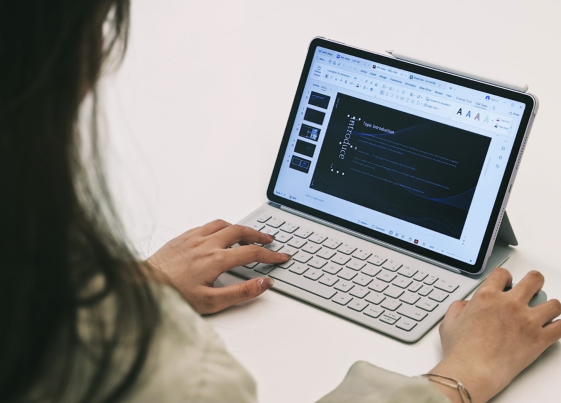 Ứng dụng HUAWEI Notes cũng được cải tiến với tính năng AI Handwriting Enhancement – tự động nhận diện chữ viết tay và làm mịn nét chữ, cực hữu ích với sinh viên hay người thích ghi chép nhanh trong cuộc họp.