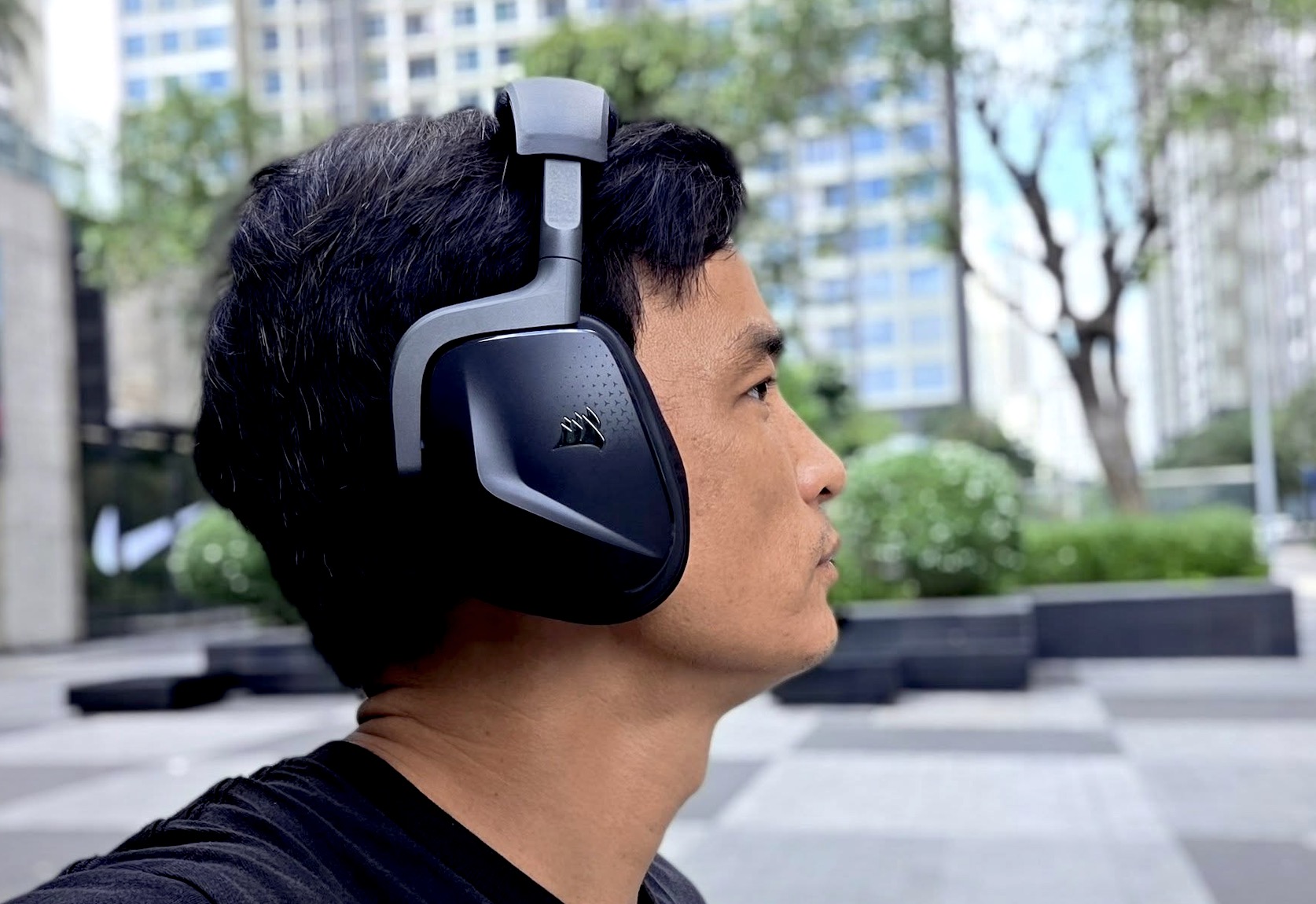 Trong trải nghiệm thực tế, Void Wireless v2 thể hiện khá mạnh về dải âm cân bằng. Bass xuống sâu, đầy đặn mà không quá lấn át. Dải mid rõ ràng, đặc biệt vocal trong các bản nhạc pop hay ballad nổi bật. Dải high mượt mà, không gây chói tai khi bật volume cao. Khi chơi game FPS như Valorant, Warzone, công nghệ Dolby Atmos tích hợp mang lại hiệu ứng âm thanh vòm rất ấn tượng – bạn có thể nghe bước chân đằng sau, tiếng súng từ xa với độ tương phản rõ rệt, giúp tăng khả năng định hướng và headshot.