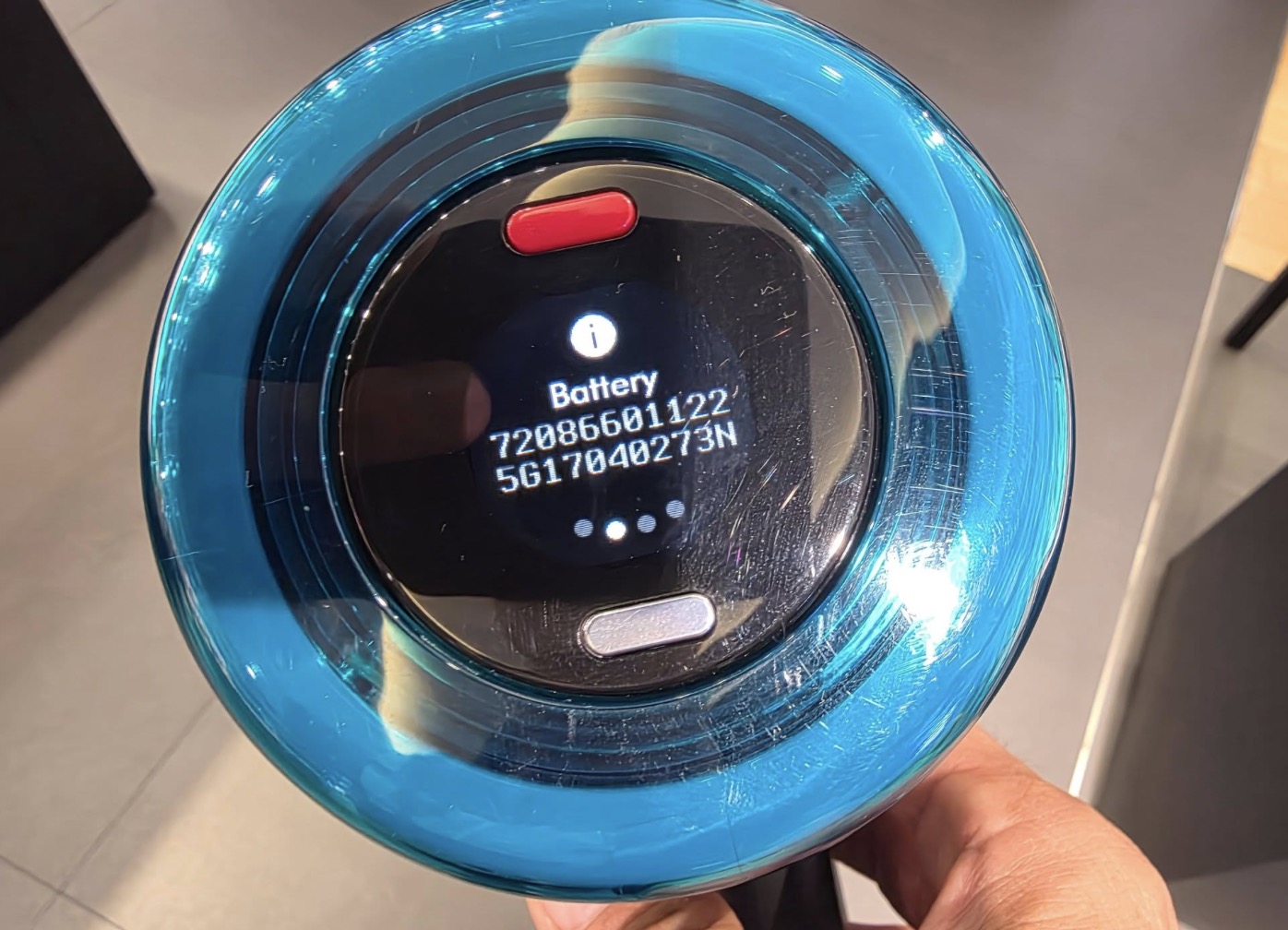 V16 sử dụng pin lithium-ion 7 cell có thể tháo rời, cho khoảng 70 phút sử dụng ở chế độ Eco theo thông số từ Dyson Việt Nam. 