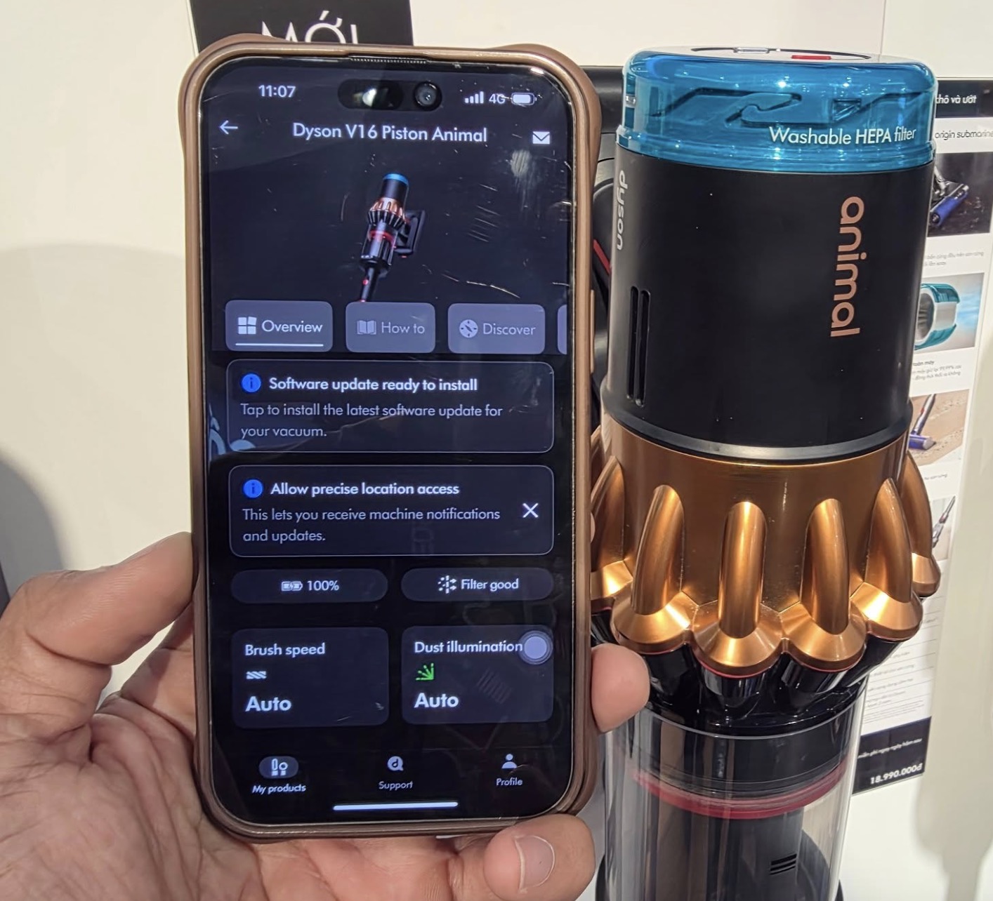 Màn hình LCD trên thân máy hiển thị các biểu đồ bụi theo hệ thống màu (xanh – sạch, vàng – ổn, cam – nhiều bụi, đỏ – rất bẩn). Giao diện này giúp bạn biết được mức độ bụi mà máy vừa hút, biến việc dọn dẹp trở thành trải nghiệm thú vị, có dữ liệu để theo dõi.