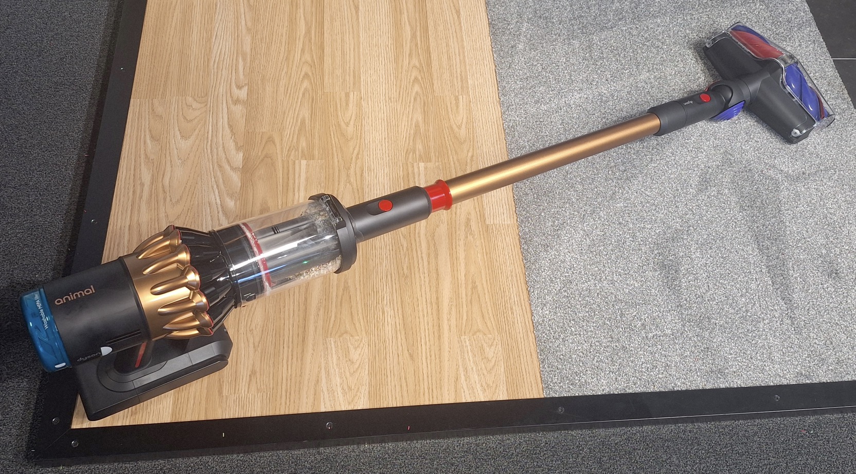 Sau khi trải nghiệm, mình đánh giá Dyson V16 Piston Animal là một trong những máy hút bụi không dây toại năng và mạnh mẽ nhất hiện nay — đặc biệt đáng giá cho gia đình có thú cưng. Các cải tiến như đầu hút chống rối, CleanCompaktor, cảm biến thông minh, kết nối ứng dụng — tất cả đều hướng đến trải nghiệm người dùng cao cấp. Dù vẫn có vài điểm cần cân nhắc (mép phòng, phụ kiện tương thích, thời lượng pin chế độ Boost), nhưng nếu bạn sẵn sàng đầu tư, V16 rất xứng đáng.