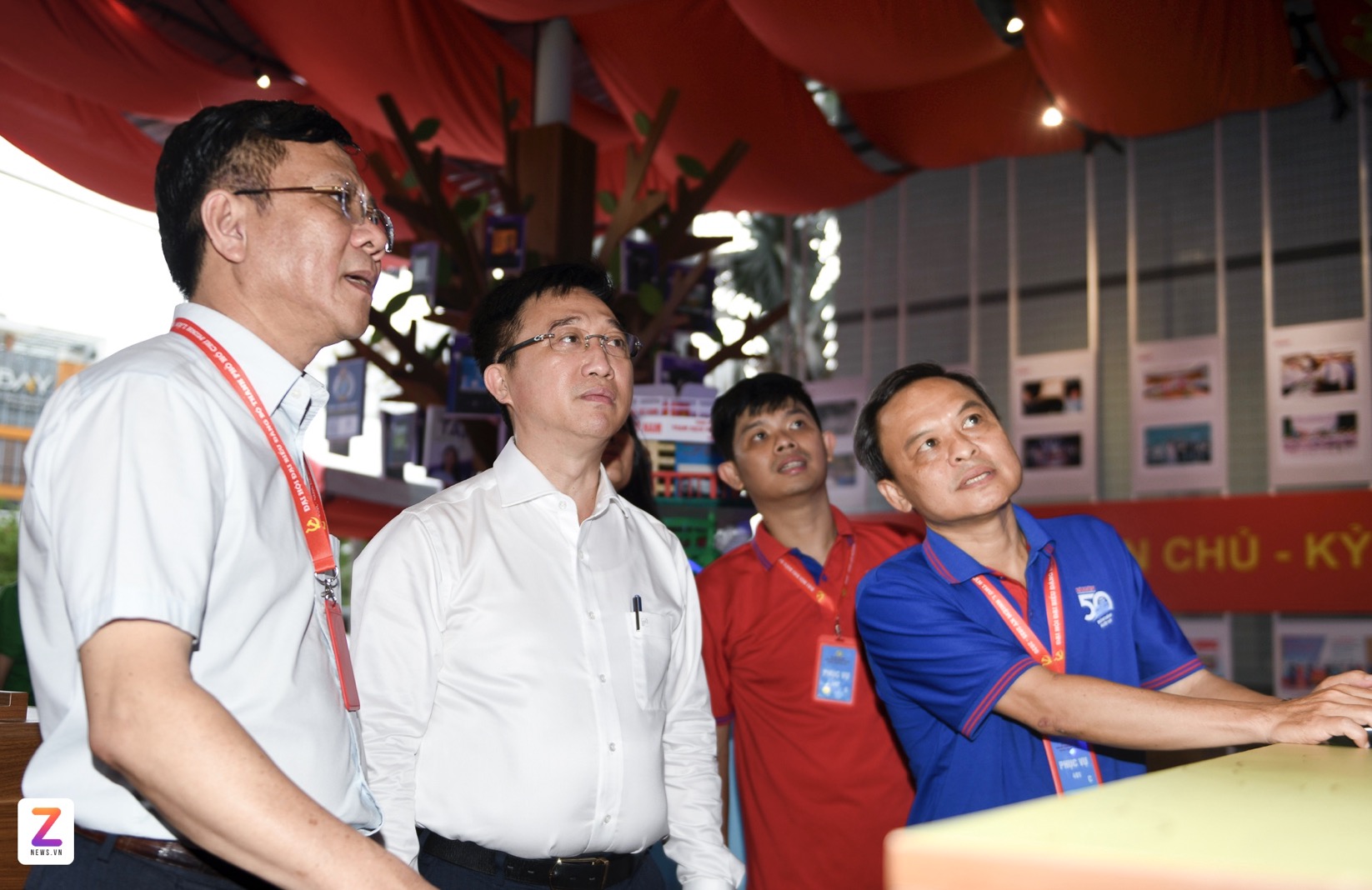 Phó bí thư Thành ủy TP.HCM Đặng Minh Thông (giữa), Phó giám đốc Sở Văn hóa và Thể thao TP.HCM Nguyễn Ngọc Hồi (trái), kiểm tra công tác chuẩn bị cho triển lãm Báo chí – Xuất bản trong khuôn khổ Đại hội Đảng bộ TP.HCM lần thứ I