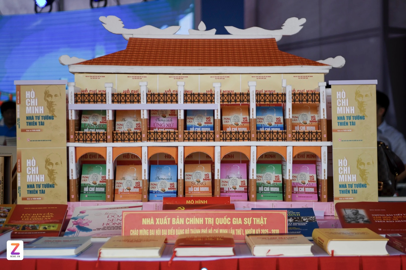 Điểm nhấn của triển lãm là khu trưng bày xếp sách nghệ thuật mô phỏng Bến Nhà Rồng, Nhà giàn DK1 và Trung tâm Hành chính Bình Dương. Các mô hình này biểu trưng cho tinh thần sáng tạo, bền bỉ và khát vọng vươn lên của TP.HCM trong thời kỳ hội nhập