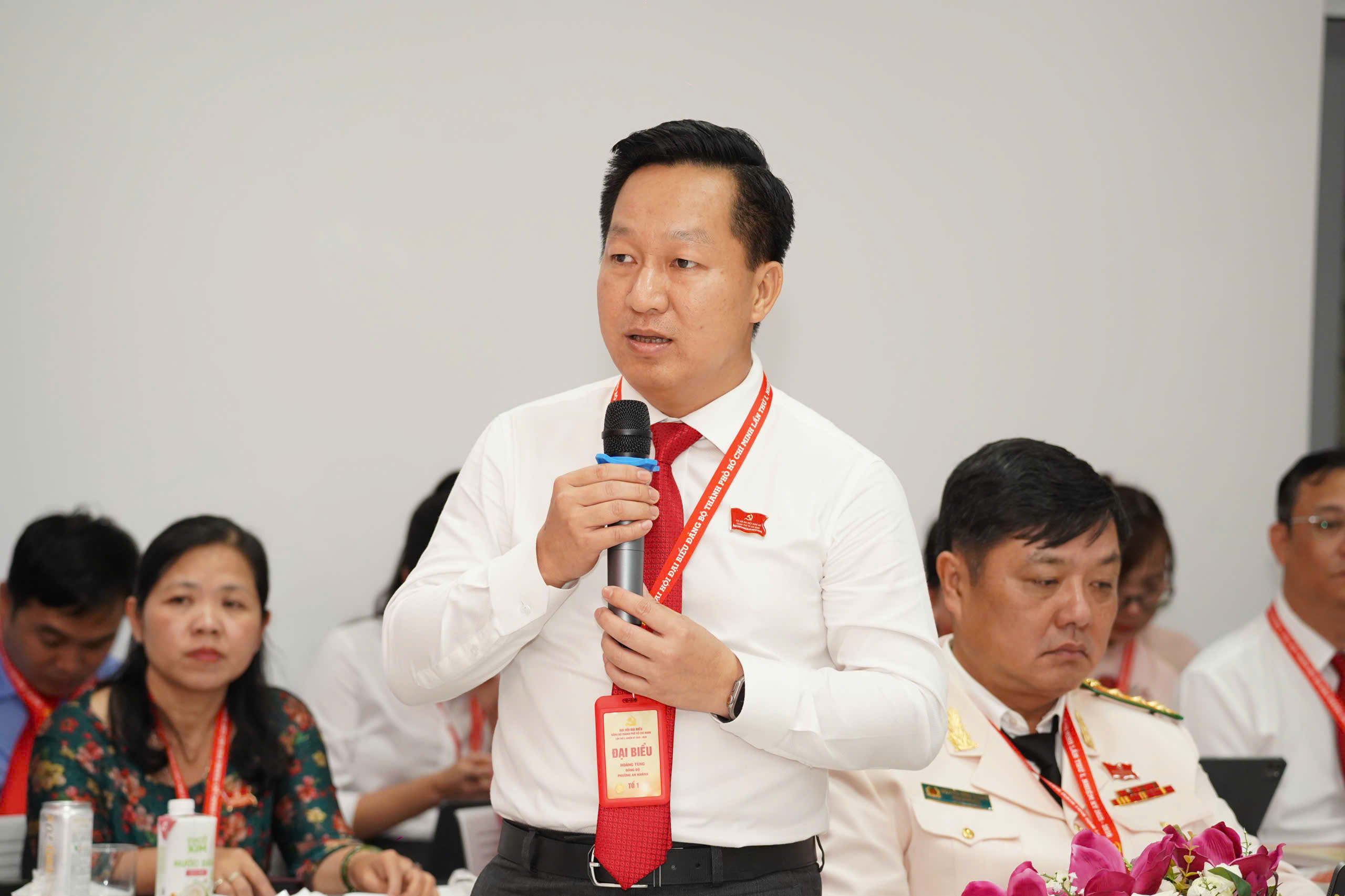 Bí thư Đảng ủy phường An Khánh Hoàng Tùng nêu ý kiến tại phiên thảo luận - Ảnh: T.V.