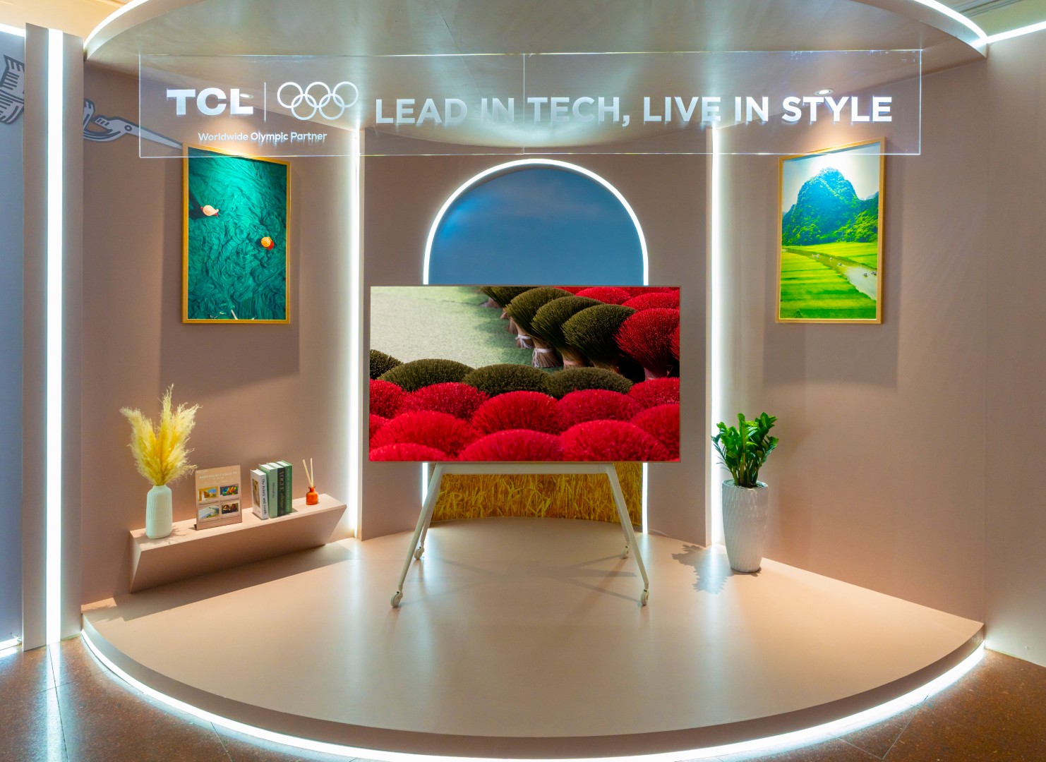 DSC9524 TechWire Vietnam TCL ra mắt TV SQD-Mini LED, A400 Series phong cách cùng robot AiMe