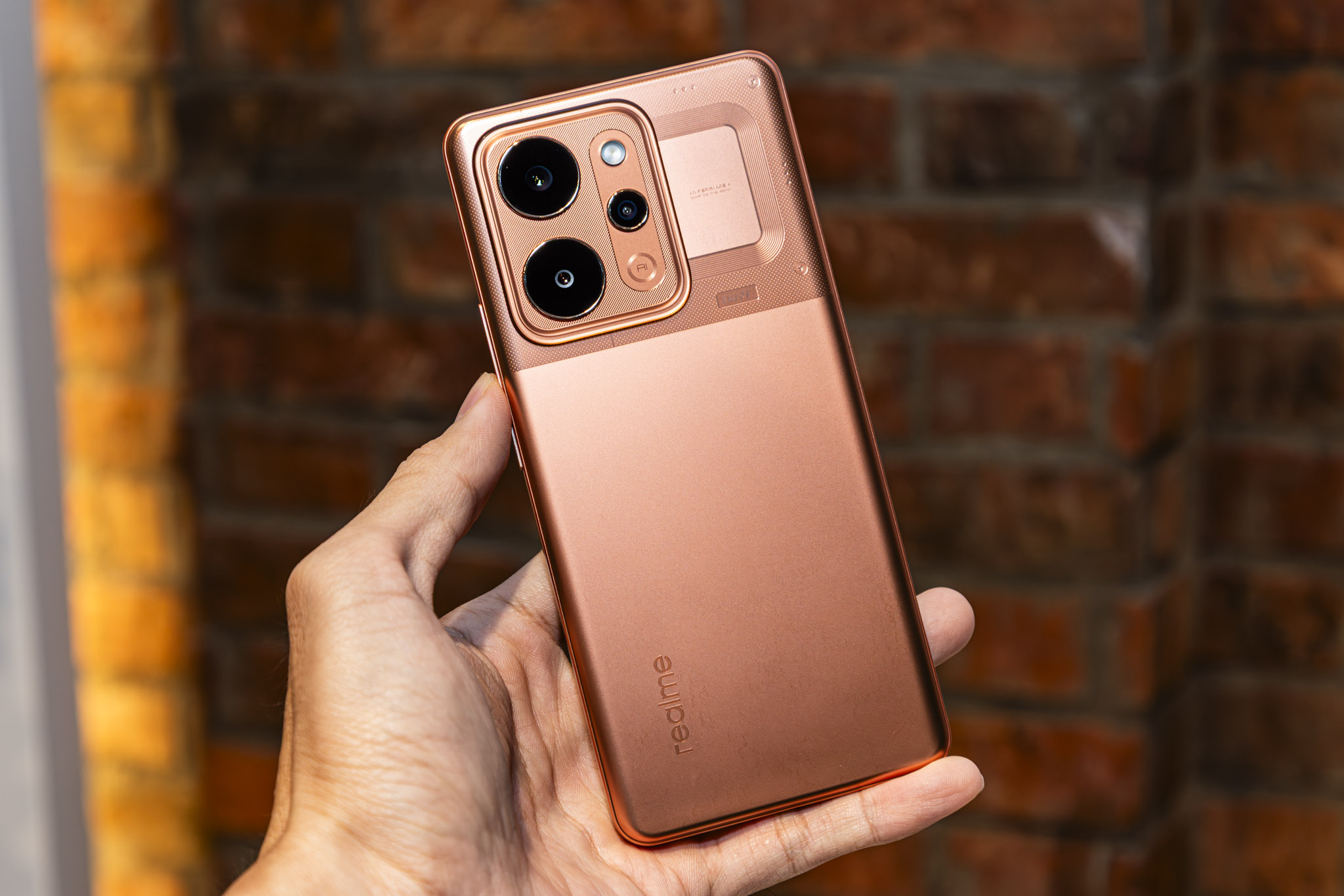 realme p4 power techwire 4 TechWire Vietnam realme P4 Power ôm cục pin 10,001 mAh "hạ cánh" Sài Gòn