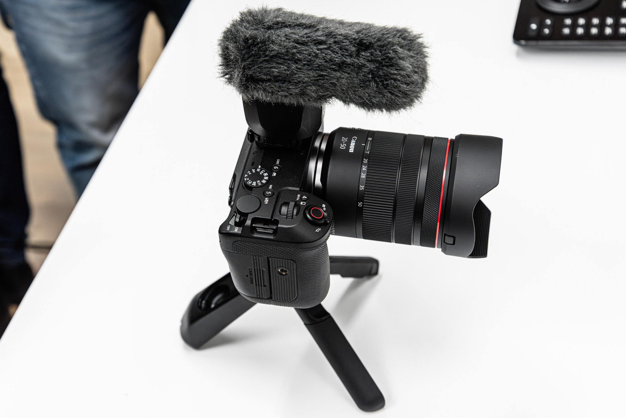 Canon EOS R6 V ra mắt: Quay video 7K Open Gate, giá mềm hơn cả thị trường Mỹ canon eos r6 v