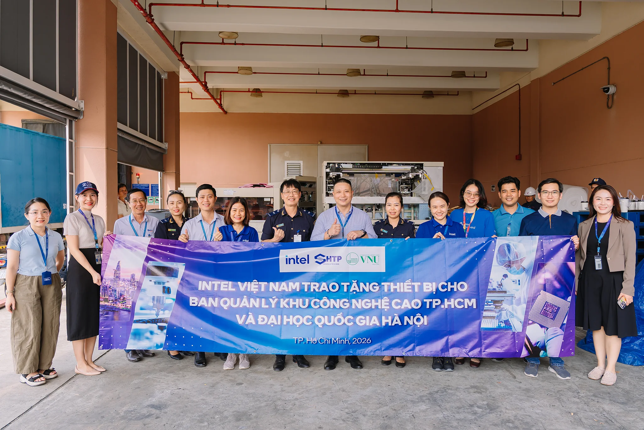 Intel tặng dàn máy làm chip cực xịn cho sinh viên thực hành featured intel tang 31 thiet bi san xuat chip shtp vnu ha noi TechWire Vietnam Intel tặng dàn máy làm chip cực xịn cho sinh viên thực hành