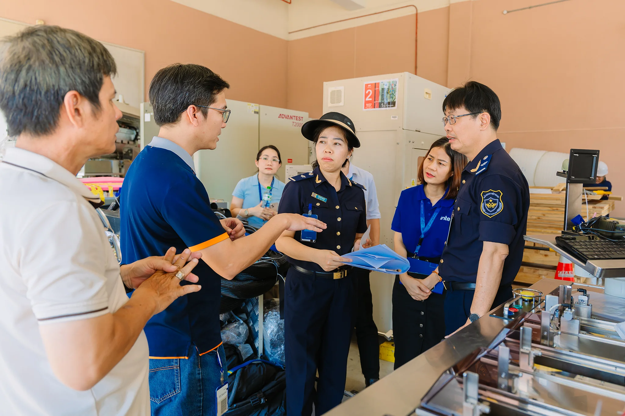 intel tang 31 thiet bi san xuat chip shtp vnu ha noi 1 TechWire Vietnam Intel tặng dàn máy làm chip cực xịn cho sinh viên thực hành