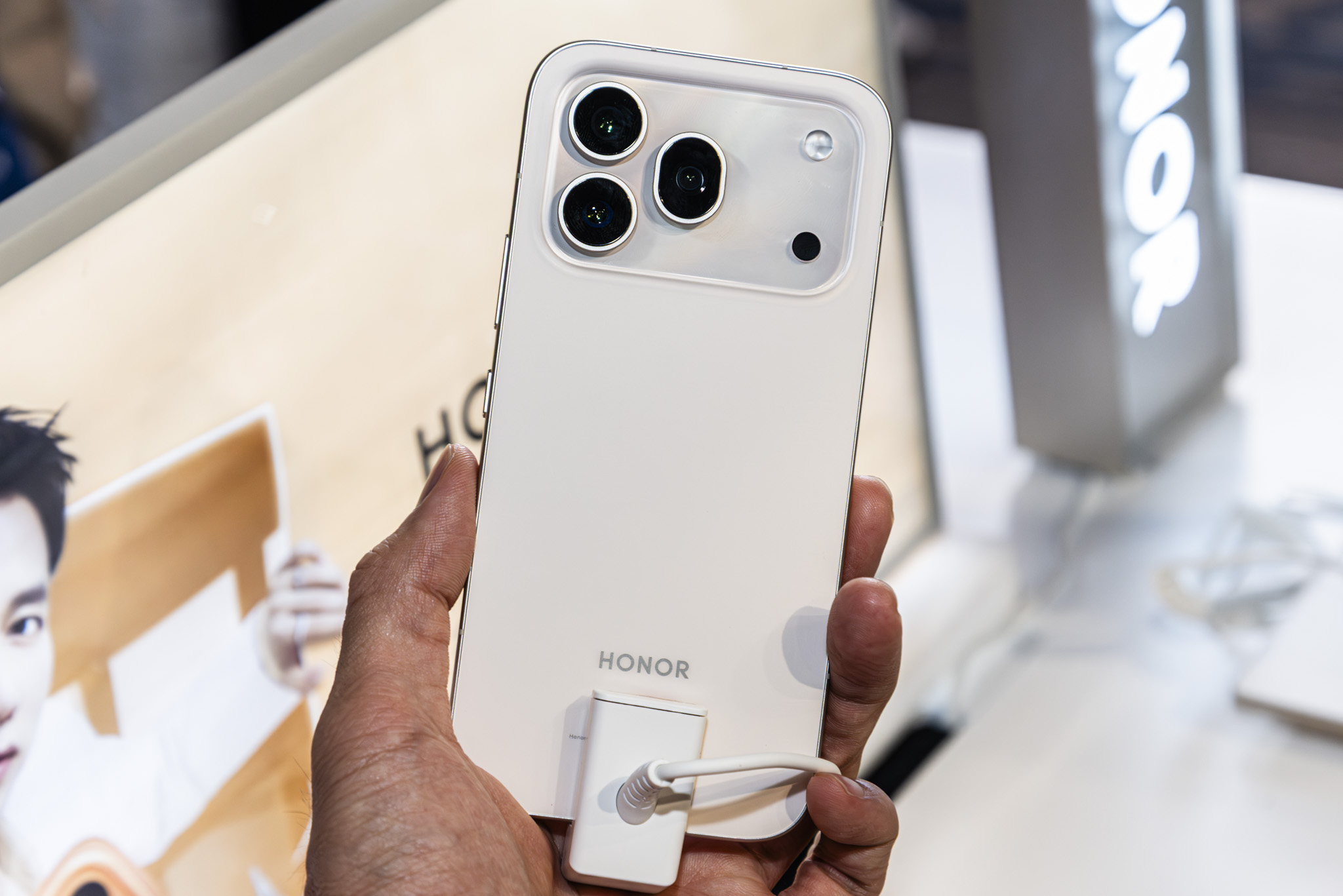 HONOR 600 Series ra mắt, pin 7000 mAh, màn hình độ sáng tối đa 8000 nits HONOR 600 Pro 5G