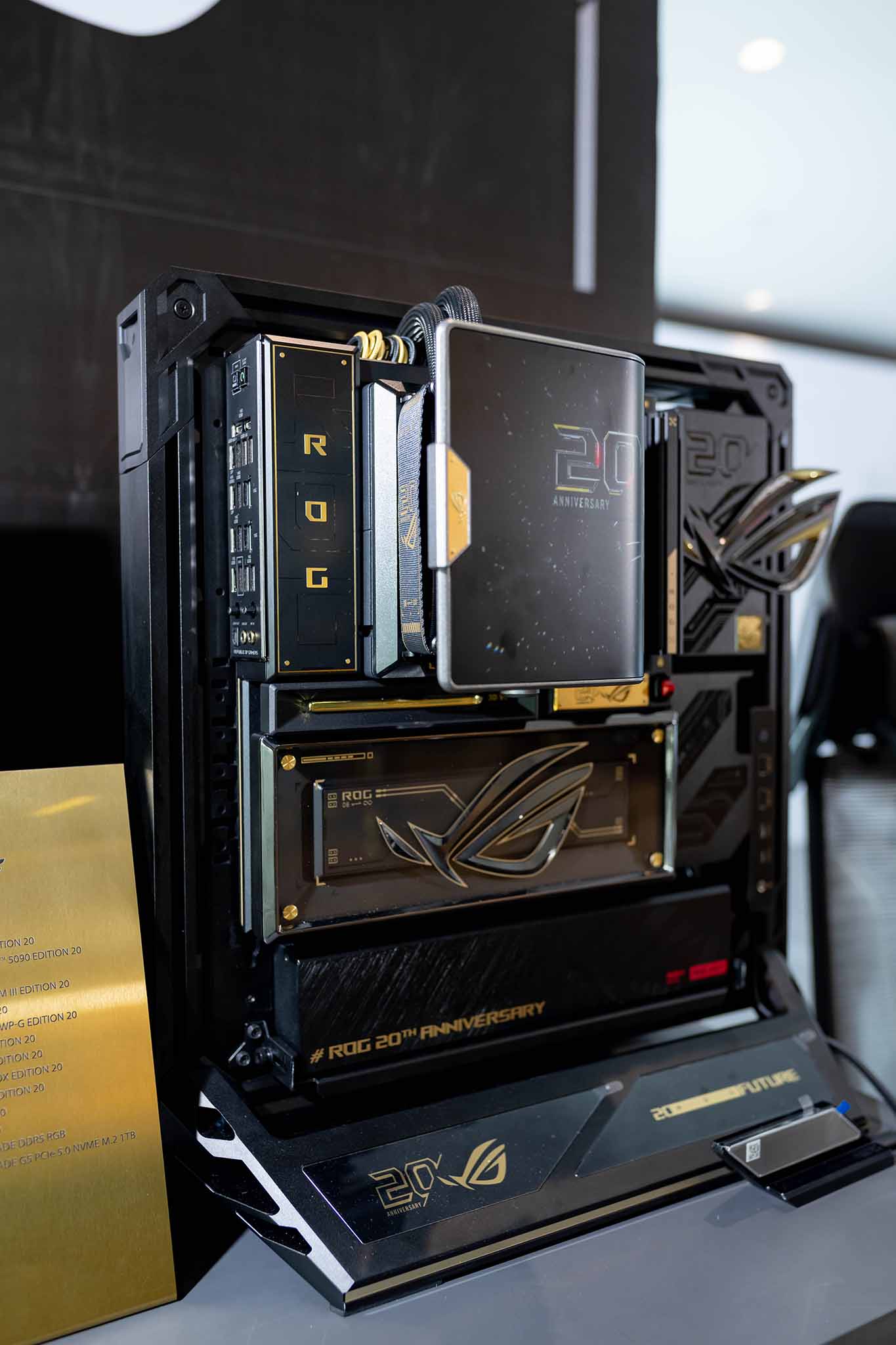 asus rog edition 20 vietnam 1 TechWire Vietnam ASUS ROG Edition 20: Loạt phần cứng mạ vàng 24K cùng card đồ họa RTX 5090 công suất 800W