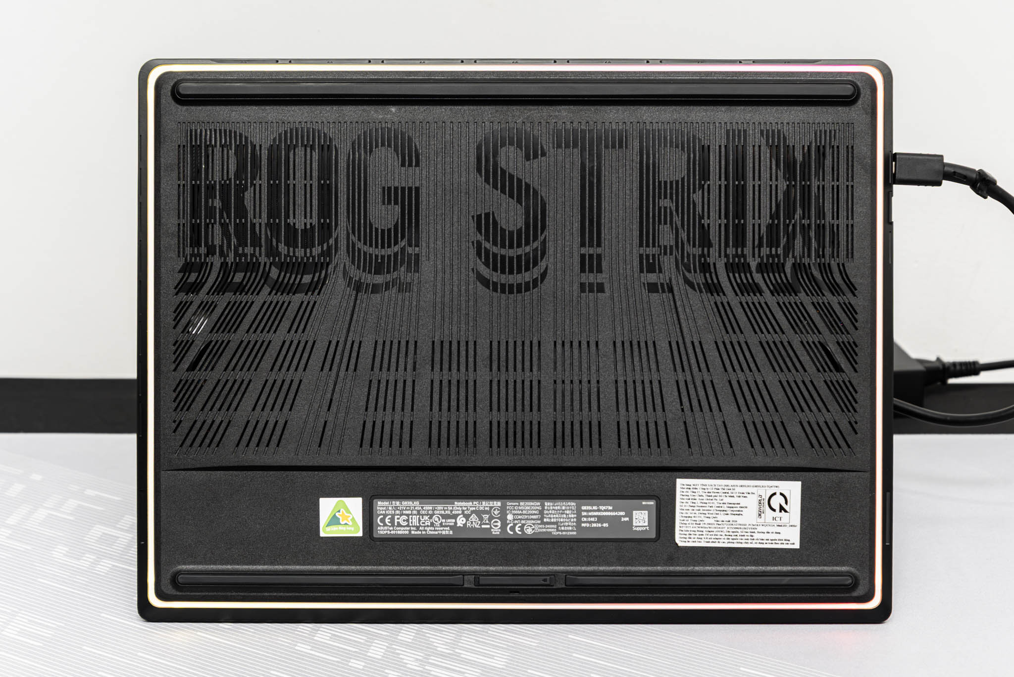 asus rog strix scar 18 techwire 15 TechWire Vietnam ASUS ROG Strix SCAR 18 (2026): Màn hình Mini-LED 4K 240Hz, đồ họa RTX 5090, giá gần 180 triệu đồng