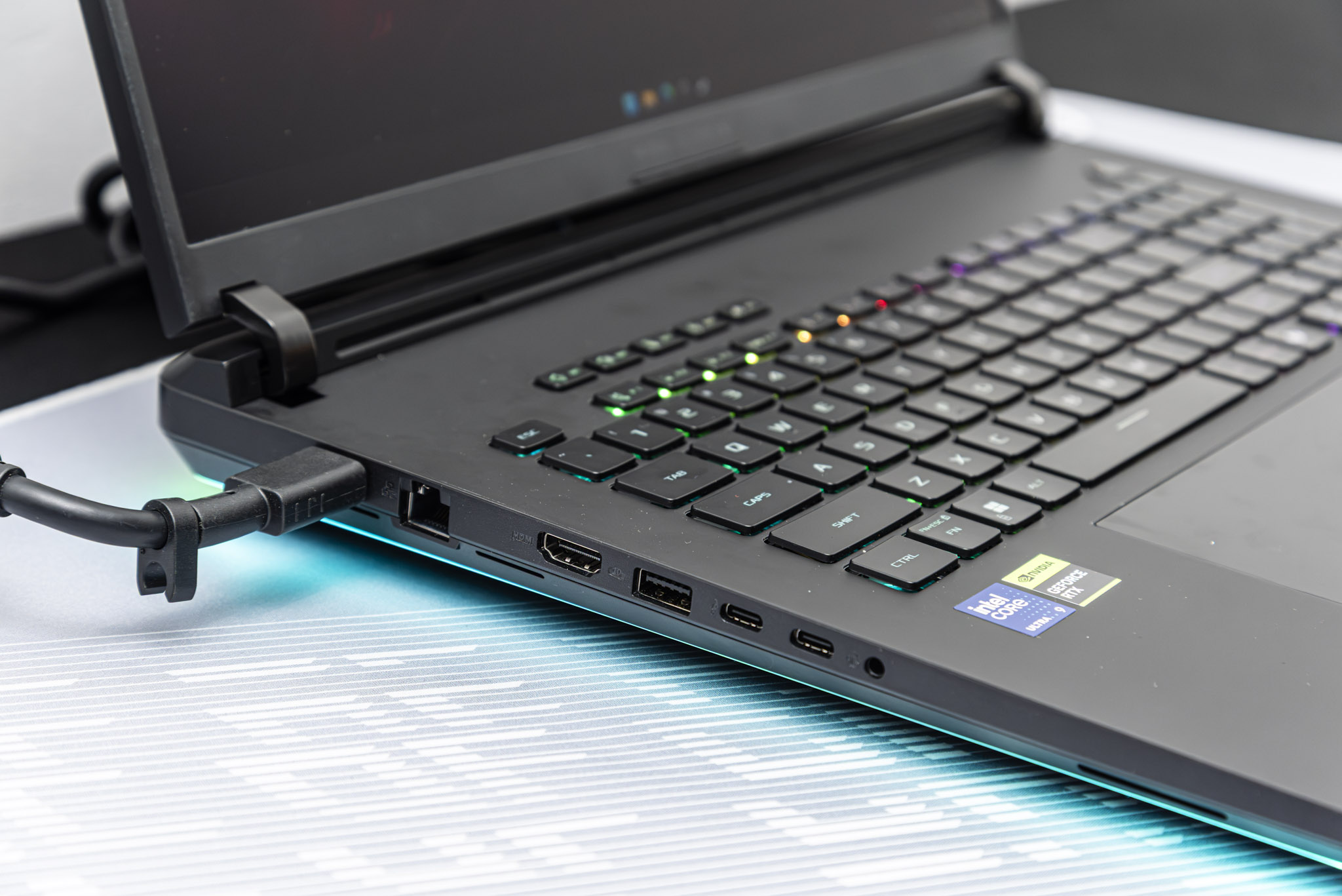 asus rog strix scar 18 techwire 7 TechWire Vietnam ASUS ROG Strix SCAR 18 (2026): Màn hình Mini-LED 4K 240Hz, đồ họa RTX 5090, giá gần 180 triệu đồng