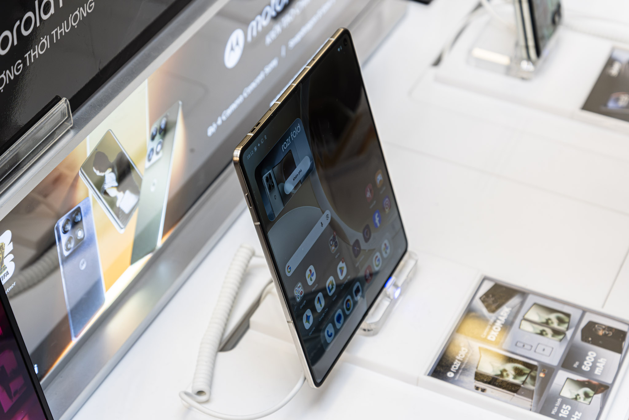 motorola razr fold techwire 3 TechWire Vietnam motorola razr fold - Smartphone gập siêu mỏng, camera Gold Label DXOMARK