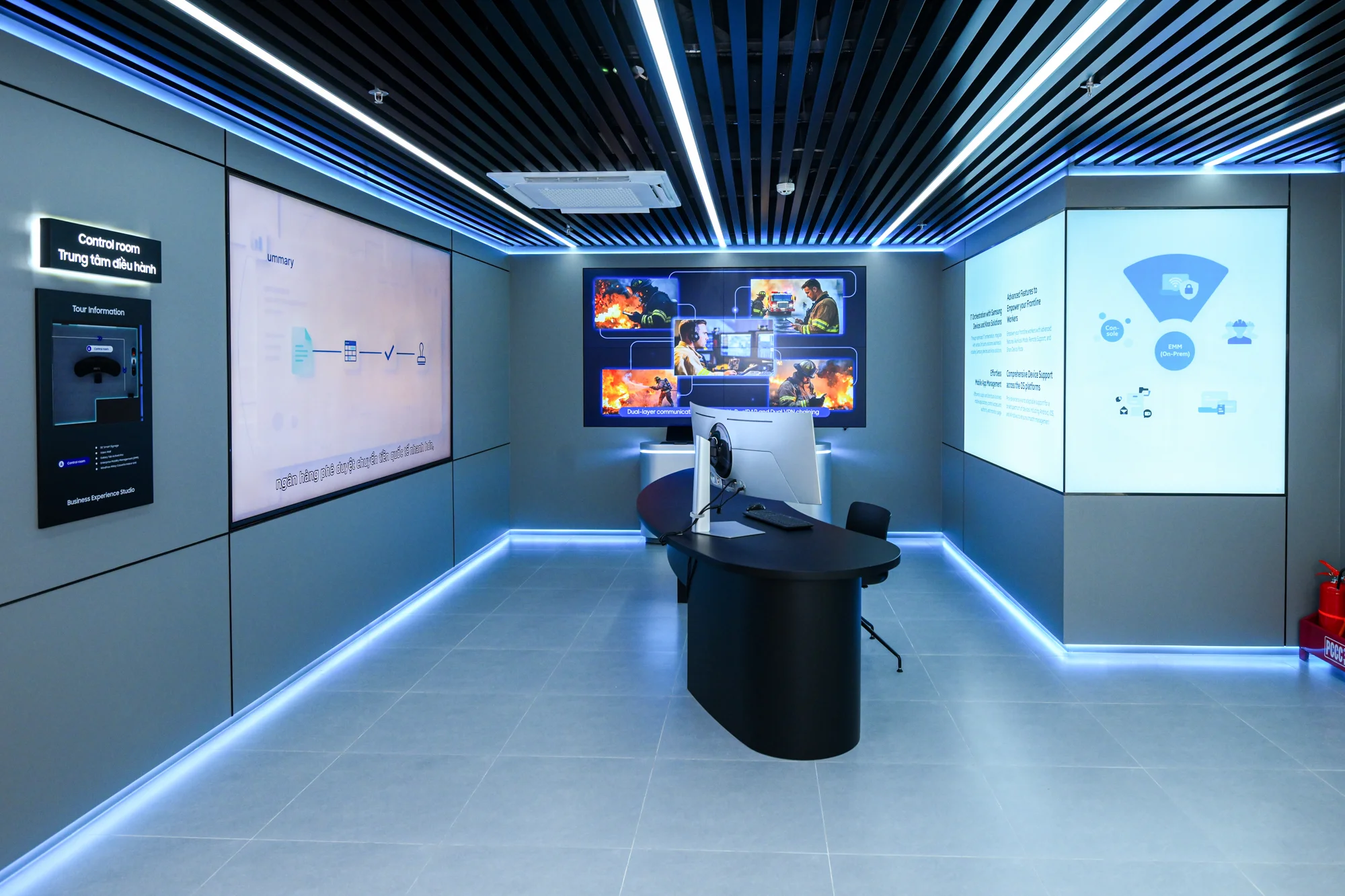 samsung bes business experience studio control room TechWire Vietnam Samsung Business Experience Studio: Thúc đẩy giải pháp B2B toàn diện
