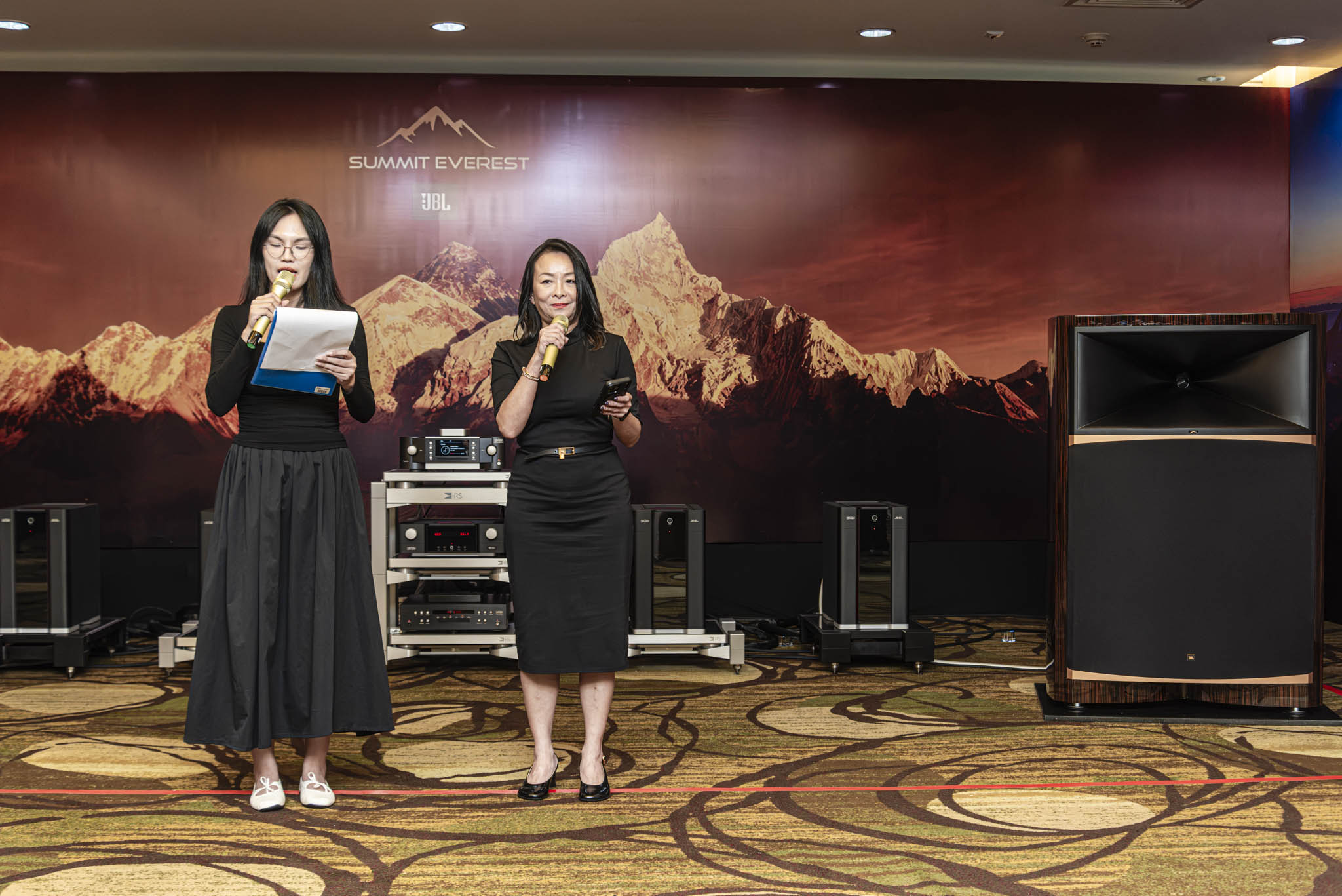 jbl summit everest techwire 1 TechWire Vietnam JBL Summit Everest giá 5.3 tỷ đồng trình diễn tại AVSHOW 26